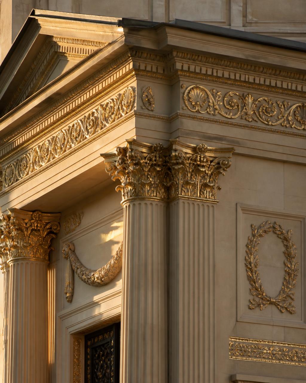 Détail architectural d'une chapelle funéraire restaurée, colonnes et ornements dorés